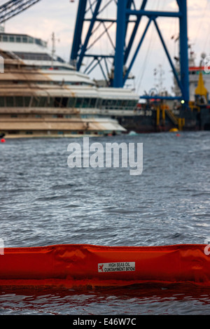 In alto mare olio del braccio di contenimento e l'operazione di soccorso di Costa Concordia, Isola del Giglio, Toscana Italia Foto Stock