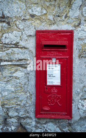 La Cornovaglia. Penisola di Roseland. St Mawes . Rosso set letterbox in parete con GR su di esso Foto Stock