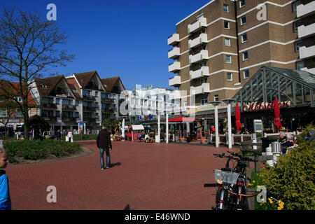 A sinistra la Duhner Dorfbrunnen (villaggio-bene) e l'Duhner Strandstraße (spiaggia-street), qual è fiancheggiata da alberghi, ristoranti e negozi. Duhnen è un distretto di Cuxhaven. Foto: Klaus Nowottnick Data: 11 Maggio 2013 Foto Stock