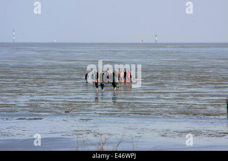 Watt-escursioni con una guida durante il riflusso a la spiaggia di Duhnen. Con ebb, il naufragio sea-mirror è contrassegnato a causa delle maree. La fine del BBI è chiamato tide-acque basse. Foto: Klaus Nowottnick Data: 11 Maggio 2013 Foto Stock