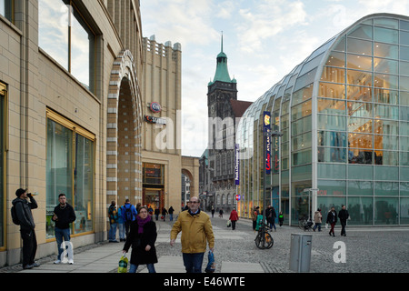 Chemnitz, Germania con il pedone Galerie Roter Turm e Municipio nuovo Foto Stock