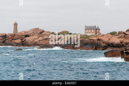 Faro intorno Perros-Guirec presso la costa di Granito Rosa in Bretagna, Francia Foto Stock