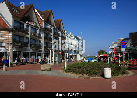 Il Duhner Strandstraße (spiaggia-street), qual è fiancheggiata da alberghi, ristoranti e negozi. Duhnen è un distretto di Cuxhaven. Foto: Klaus Nowottnick Data: 11 Maggio 2013 Foto Stock