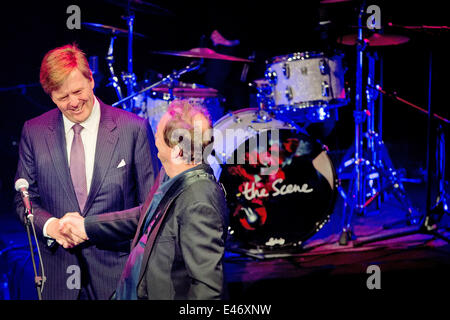 Re Willem-Alexander dei Paesi Bassi incontra il cantante olandese il Lau su una delle sue ultime prestazioni (il cantante viene diagnosticato un cancro) in corrispondenza della apertura di TivoliVredenburg a Utrecht, Olanda, 3 luglio 2014. Foto: Patrick van Katwijk PAESI BASSI E FRANCIA Foto Stock