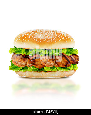 Deliziosi hamburger di pollo con carne di manzo, pomodoro, formaggio e lattuga su sfondo bianco con percorso di clipping. Foto Stock