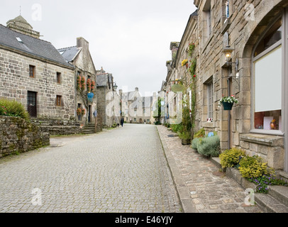 Street View di Locronan, un idilliaco villaggio medievale in Bretagna, Francia Foto Stock