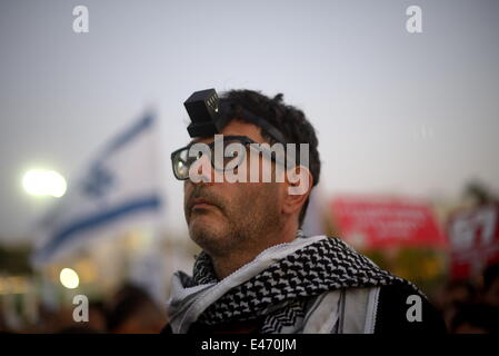 Tel Aviv, Israele. 3 Luglio, 2014. TEL AVIV, Israele - 3 Luglio 2014: una pace attivista, indossando Tefilin Ebraico e Arabo Kefiya partecipa un anti-guerra manifestazione di Tel Aviv, 3 luglio 2014. Alcune migliaia di ala sinistra israeliana attivisti per la pace ha dimostrato di Tel Aviv contro la guerra e la vendetta dopo l assassinio di tre ragazzi israeliani da palestinesi. © Gili Yaari/NurPhoto/ZUMA filo/Alamy Live News Foto Stock