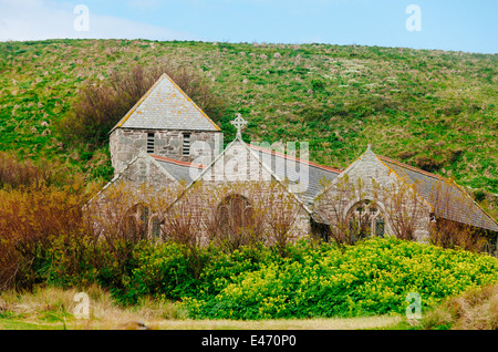 Chiesa Gunwalloe Cove in Cornovaglia. Una piccola chiesa insieme a pochi metri dalla spiaggia, utilizzato per numerose produzioni di film e programmi televisivi Foto Stock