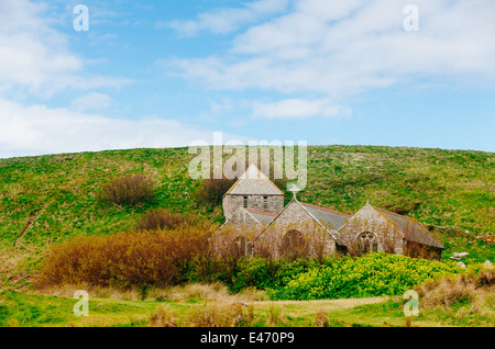 Chiesa Gunwalloe Cove in Cornovaglia. Una piccola chiesa insieme a pochi metri dalla spiaggia, utilizzato per numerose produzioni di film e programmi televisivi Foto Stock