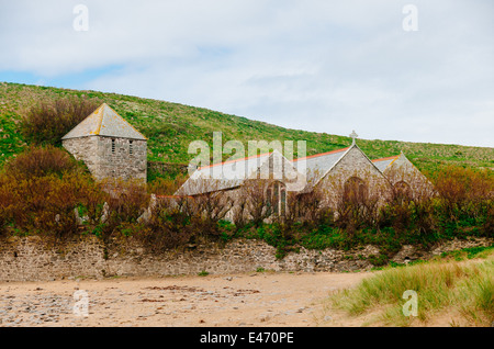 Chiesa Gunwalloe Cove in Cornovaglia. Una piccola chiesa insieme a pochi metri dalla spiaggia, utilizzato per numerose produzioni di film e programmi televisivi Foto Stock