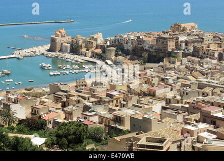 Vista generale della città siciliana di Castellamare del Golfo il 26 maggio 2014. Foto Stock