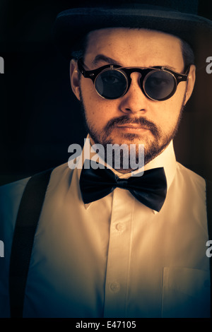 Uomo con Top Hat e occhiali Steampunk retrò ritratto Foto Stock