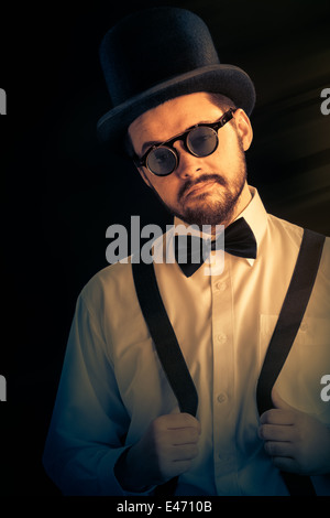 Uomo con Top Hat e occhiali Steampunk retrò ritratto Foto Stock