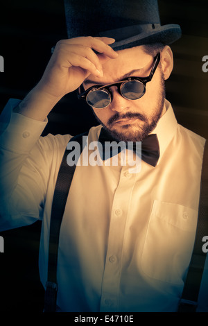 Uomo con Top Hat e occhiali Steampunk retrò ritratto Foto Stock