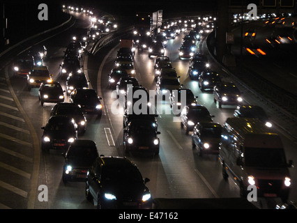 Berlino, Germania, in movimento lento del traffico su autostrada A 100 a notte Foto Stock