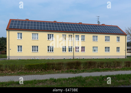 Schoen bei Berlin, Germania, pannelli solari sul tetto di un edificio residenziale Foto Stock