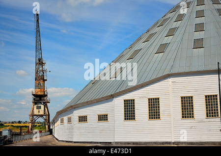 Chatham, Kent, Inghilterra, Regno Unito. Chatham Historic Dockyard. Grande gru accanto a 'grande spazio' - n. 3 edificio coperto slip Foto Stock