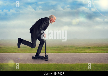 Senior uomo a cavallo di un scooter attiva ed energica Foto Stock