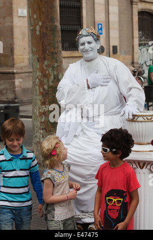 Street artista mime agendo come Giulio Cesare, posa con i bambini sulla Rambla di Barcellona, in Catalogna, Spagna. Foto Stock