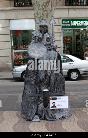 Street artista mime agendo come Don Chisciotte sulla Rambla di Barcellona, in Catalogna, Spagna. Foto Stock