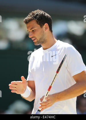 London, Londra, Regno Unito. 4 Luglio, 2014. La Bulgaria Grigor Dimitrov gesti durante gli uomini singoli semi-finale di partita contro la Serbia il Novak Djokovic al 2014 campionati di Wimbledon a Wimbledon, a sud-ovest di Londra, il 4 luglio 2014. Credito: Meng Yongmin/Xinhua/Alamy Live News Foto Stock