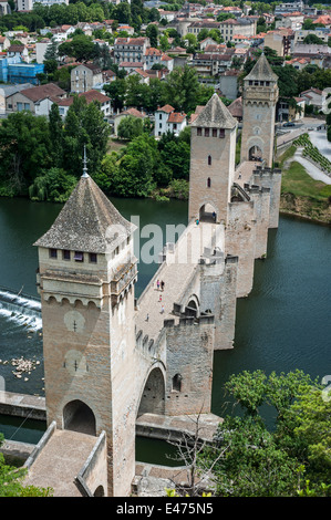 Le pont Valentré / Pont du Diable, xiv secolo di sei-span fortificato arcata in pietra ponte che attraversa il fiume Lot a Cahors, Francia Foto Stock