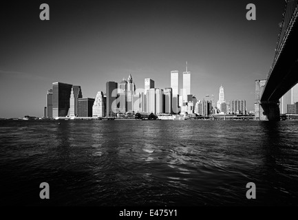 Inferiore dello skyline di Manhattan e l'East River da Brooklyn prima di Settembre 11 2001 New York City NY USA Foto Stock