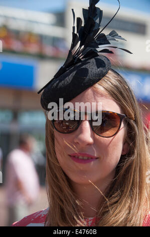 Sandown Park, Speen, SURREY REGNO UNITO. 4 luglio 2014. Giorno delle donne La moda incontra le corse di cavalli con sei gare e un premio per il miglior vestito fashion vincitore. Credito: Malcolm Park editoriale/Alamy Live News. Foto Stock