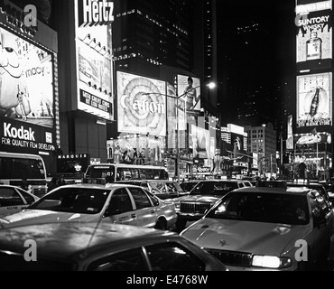 Il traffico automobilistico su Broadway a Times Square di notte Manhattan New York City NY USA Foto Stock