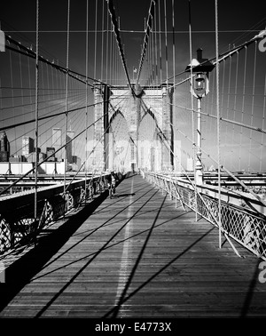 Ciclista sul ponte di Brooklyn e la parte inferiore dello skyline di Manhattan prima dell' 11 settembre 2001 New York City NY USA Foto Stock
