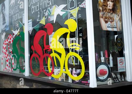 Otley, North Yorkshire, Regno Unito. 4 Luglio, 2014. Un signore' parrucchieri in Otley promuove il Tour de France, che inizia a Leeds il 5 luglio con il primo stadio passando attraverso Otley e finitura in Harrogate. La seconda fase il 6 luglio inizia a York e termina a Sheffield. La terza fase è da Cambridge a Londra il 7 luglio, dopo di che Le Tour si sposta in Francia. Credito: Giovanni friggitrice/Alamy Live News Foto Stock