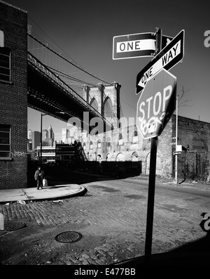 Segnaletica stradale, segnaletica, magazzini vintage sotto il ponte di Brooklyn, Water Street, Dumbo, Brooklyn, New York City, NYC, NY, USA Foto Stock