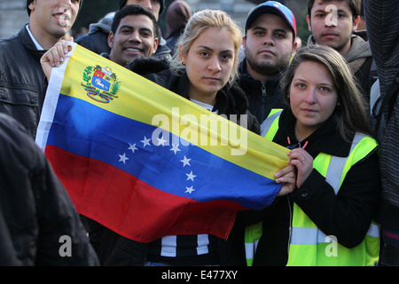 Due donne tenere sollevata la bandiera venezuelana durante una manifestazione di protesta su Dublino Grafton Street contro il governo del Venezuela. Foto Stock
