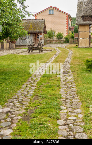 Strada acciottolata in Nadole open-air museum, Polonia Foto Stock