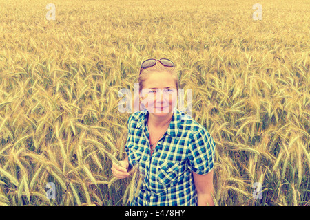 Donna in piedi nel campo di triticale Foto Stock