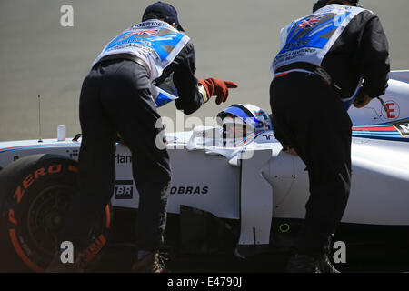 Circuito di Silverstone, Northants, Regno Unito. 04 Luglio, 2014. Campionato del Mondo di Formula Uno FIA 2014, il Gran Premio di Gran Bretagna, Susie Wolff, Williams Martini Racing FW36 pilota di riserva si ritira dopo guasto auto durante le libere 1 Credito: Azione Plus sport/Alamy Live News Foto Stock