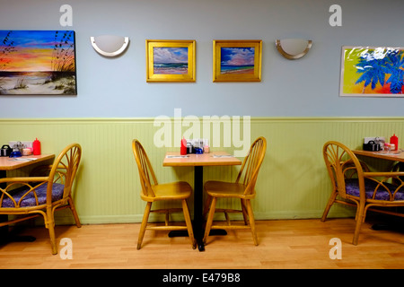 Svuotare tavolo e sedie nel ristorante stark simmetria Foto Stock