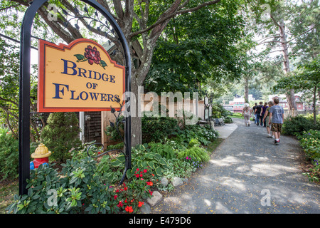 Percorso verso il ponte di fiori in Shelburne Falls Foto Stock