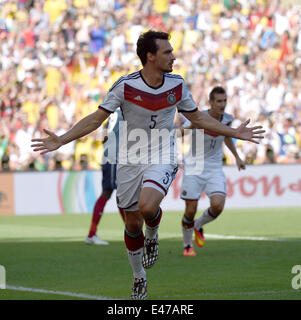 Rio De Janeiro, Brasile. 4 Luglio, 2014. La Germania Mats Hummels celebra il traguardo durante un quarto di finale match tra Francia e Germania di 2014 FIFA World Cup al Estadio do Maracana Stadium di Rio de Janeiro, in Brasile, dal 4 luglio 2014. Credito: Wang Yuguo/Xinhua/Alamy Live News Foto Stock