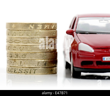 Concetto di valore auto un auto rossa con denaro isolato su uno sfondo bianco Foto Stock