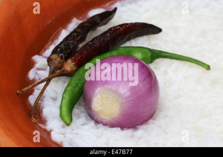 Tradizionale riso umido del Bangladesh con cipolla e peperoncino Foto Stock