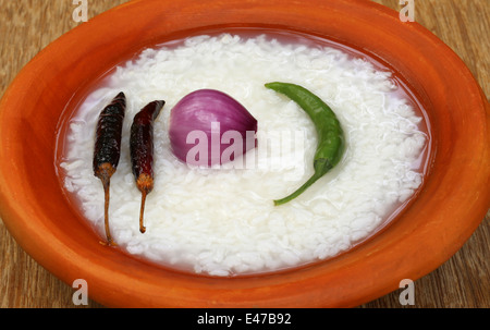 Tradizionale riso umido del Bangladesh con cipolla e peperoncino Foto Stock