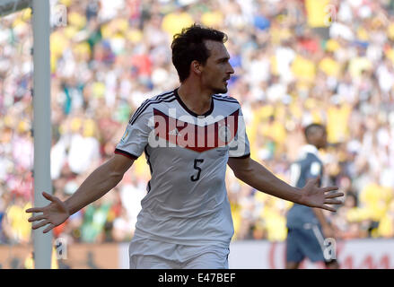 Rio De Janeiro, Brasile. 4 Luglio, 2014. La Germania Mats Hummels celebra il traguardo durante un quarto di finale match tra Francia e Germania di 2014 FIFA World Cup al Estadio do Maracana Stadium di Rio de Janeiro, in Brasile, dal 4 luglio 2014. Credito: Wang Yuguo/Xinhua/Alamy Live News Foto Stock