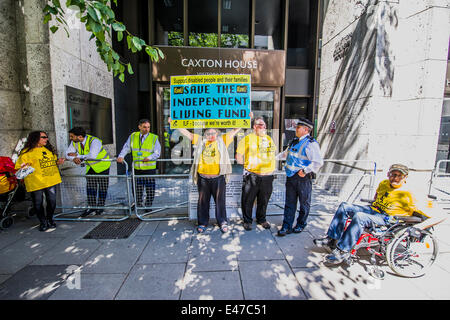 Londra, Regno Unito. 04 Luglio, 2014. DPAC organizzare una manifestazione di protesta al di fuori del Dipartimento del Lavoro e delle pensioni per chiedere loro di salvare la vita indipendente di fondo. Vi è una forte presenza di polizia in background, dopo la chiusura di Abbazia durante il fine settimana, ma gli ufficiali di collegamento sono molto cordiali. Westminster, Londra, Regno Unito 04 luglio 2014. Credito: Guy Bell/Alamy Live News Foto Stock