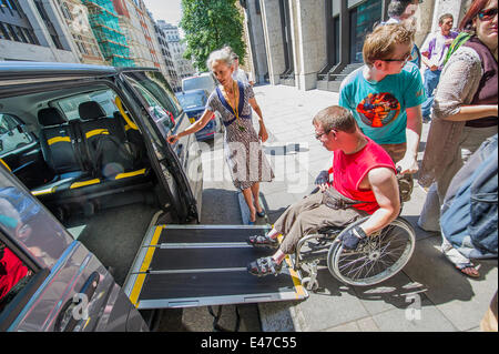 Londra, Regno Unito. 04 Luglio, 2014. DPAC organizzare una manifestazione di protesta al di fuori del Dipartimento del Lavoro e delle pensioni per chiedere loro di salvare la vita indipendente di fondo. Vi è una forte presenza di polizia in background, dopo la chiusura di Abbazia durante il fine settimana, ma gli ufficiali di collegamento sono molto cordiali. Westminster, Londra, Regno Unito 04 luglio 2014. Credito: Guy Bell/Alamy Live News Foto Stock