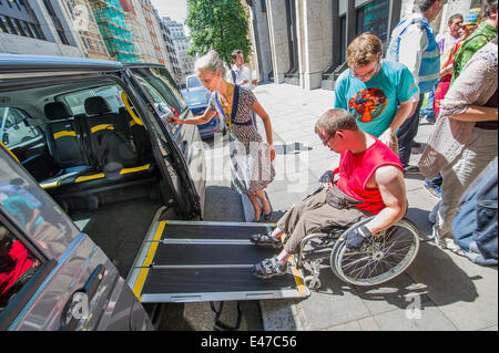 Londra, Regno Unito. 04 Luglio, 2014. DPAC organizzare una manifestazione di protesta al di fuori del Dipartimento del Lavoro e delle pensioni per chiedere loro di salvare la vita indipendente di fondo. Vi è una forte presenza di polizia in background, dopo la chiusura di Abbazia durante il fine settimana, ma gli ufficiali di collegamento sono molto cordiali. Westminster, Londra, Regno Unito 04 luglio 2014. Credito: Guy Bell/Alamy Live News Foto Stock