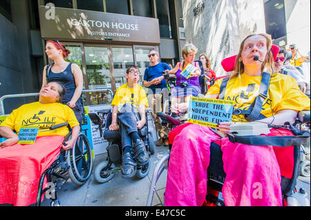 Londra, Regno Unito. 04 Luglio, 2014. DPAC organizzare una manifestazione di protesta al di fuori del Dipartimento del Lavoro e delle pensioni per chiedere loro di salvare la vita indipendente di fondo. Vi è una forte presenza di polizia in background, dopo la chiusura di Abbazia durante il fine settimana, ma gli ufficiali di collegamento sono molto cordiali. Westminster, Londra, Regno Unito 04 luglio 2014. Credito: Guy Bell/Alamy Live News Foto Stock