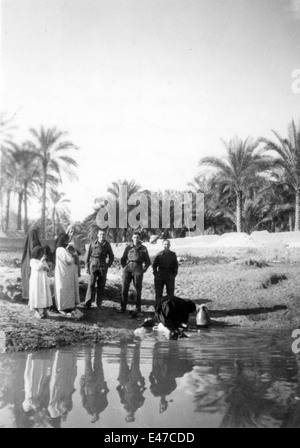 British REME soldati guarda donne locali il lavaggio in acqua dolce canal a Tel-el-Kebir Egitto 1943 durante la Seconda Guerra Mondiale 2 Foto Stock
