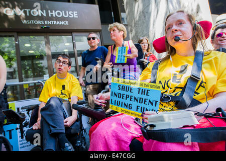 Londra, Regno Unito. 04 Luglio, 2014. DPAC organizzare una manifestazione di protesta al di fuori del Dipartimento del Lavoro e delle pensioni per chiedere loro di salvare la vita indipendente di fondo. Vi è una forte presenza di polizia in background, dopo la chiusura di Abbazia durante il fine settimana, ma gli ufficiali di collegamento sono molto cordiali. Westminster, Londra, Regno Unito 04 luglio 2014. Credito: Guy Bell/Alamy Live News Foto Stock