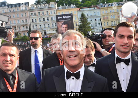 Karlovy Vary, Repubblica Ceca. 04 Luglio, 2014. Attore di Hollywood, direttore e produttore Mel Gibson, centro arriva su un tappeto rosso nel Thermal Hotel dove egli riceverà il globo di cristallo per lo straordinario contributo artistico al mondo del cinema all'apertura della 49Karlovy Vary Film Festival Internazionale di Karlovy Vary, Boemia occidentale, venerdì 4 luglio. Credito: Vit Simanek/CTK/Alamy Live News Foto Stock